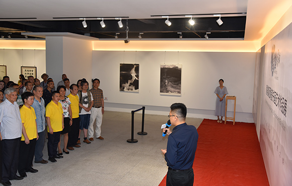 匠心融合·藝韻生輝 張阿芬院長(zhǎng)出席順美陶瓷書(shū)畫(huà)藝術(shù)展并發(fā)表講話